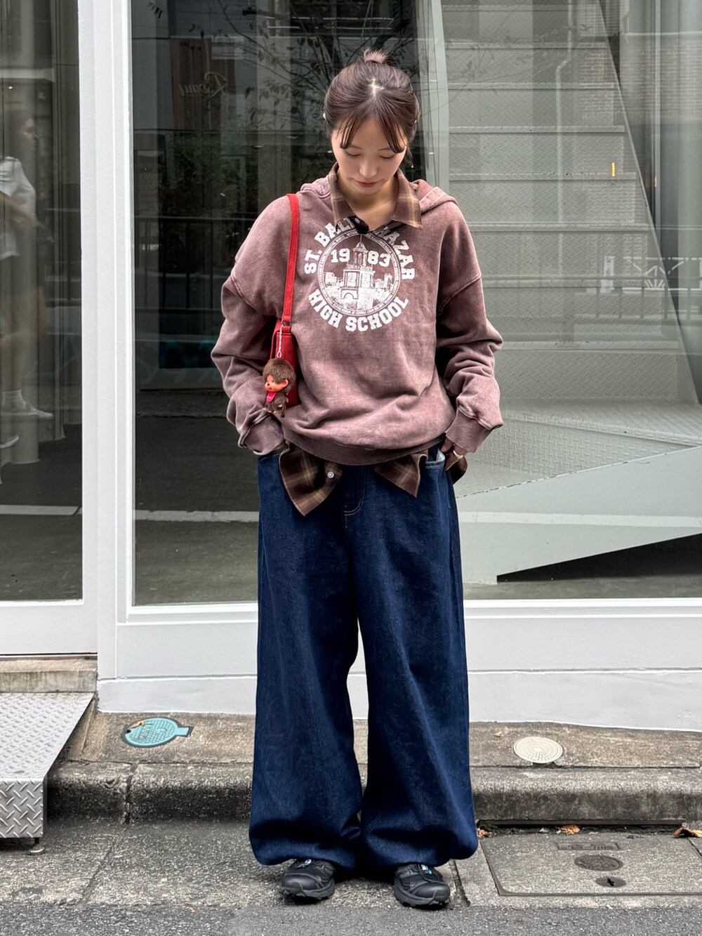 ブラウン系のシャツ/ブラウス、ブラウン系のパーカー、ブルー系のデニムパンツを着用したレディースの秋コーディネートの2枚目の写真