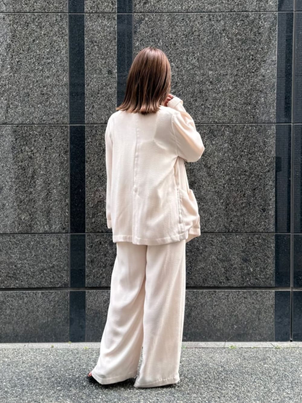 ホワイト系のテーラードジャケット、ホワイト系のその他パンツを着用したレディースの春コーディネートの2枚目の写真