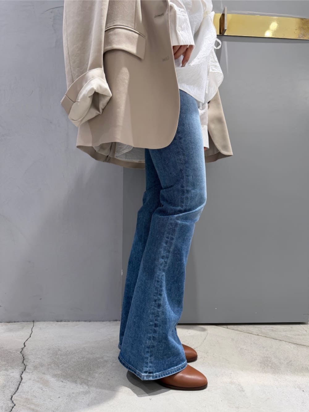 ブルー系のデニムパンツ、ホワイト系のシャツ/ブラウス、ベージュ系のテーラードジャケットを着用したレディースの春コーディネートの8枚目の写真