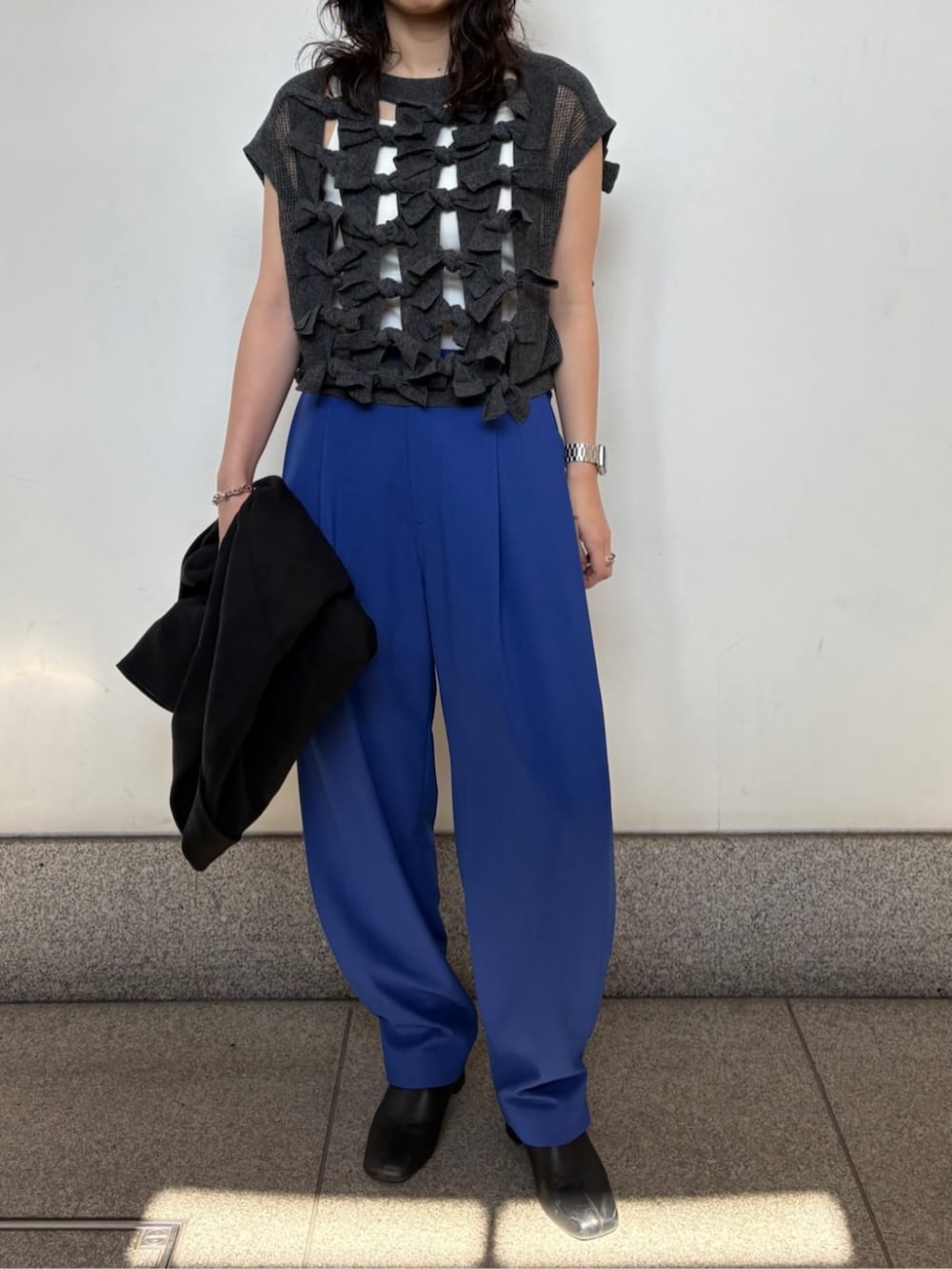 ブルー系のその他パンツを着用したレディースの春コーディネートの3枚目の写真