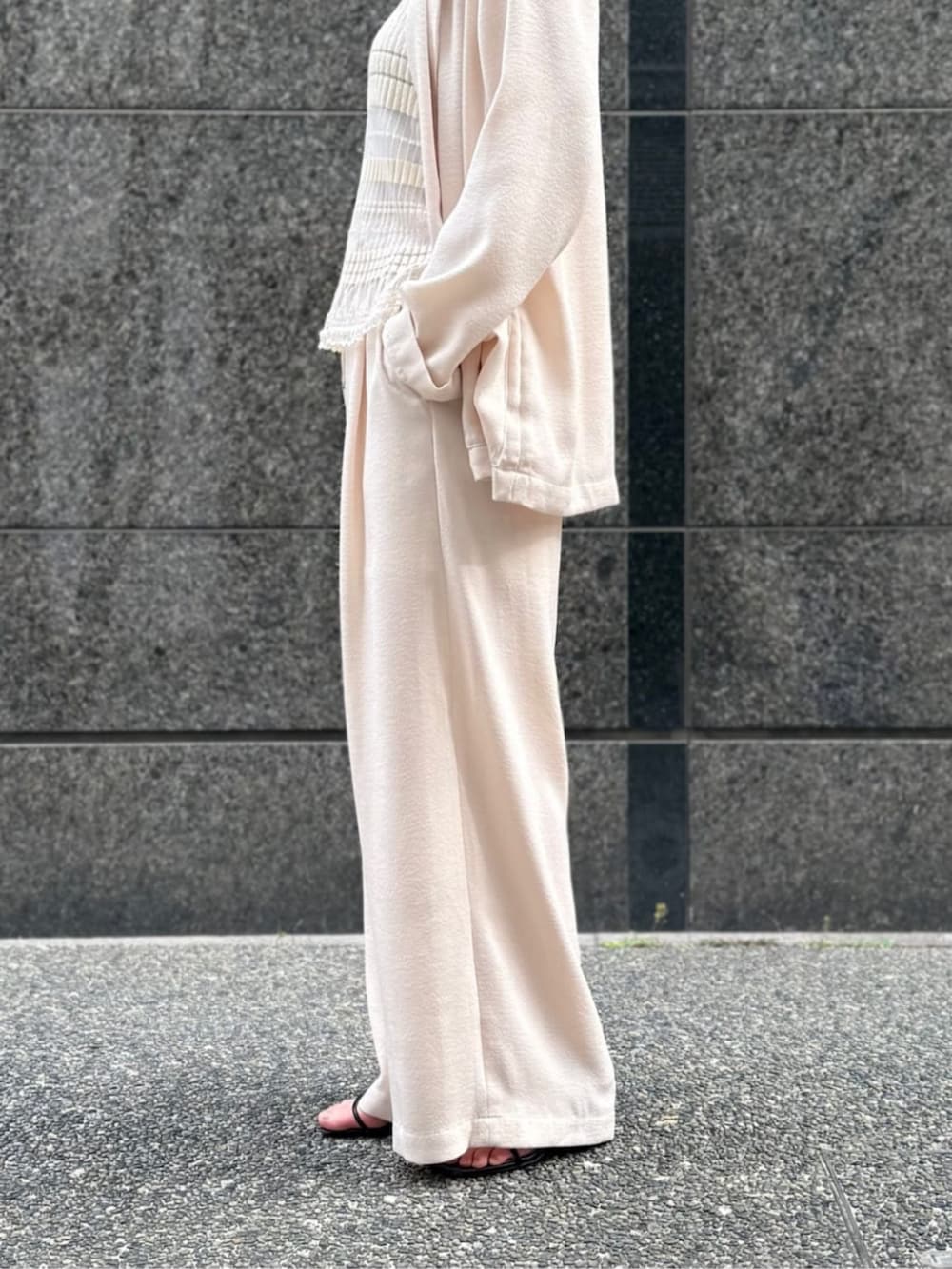 ホワイト系のテーラードジャケット、ホワイト系のその他パンツを着用したレディースの春コーディネートの6枚目の写真