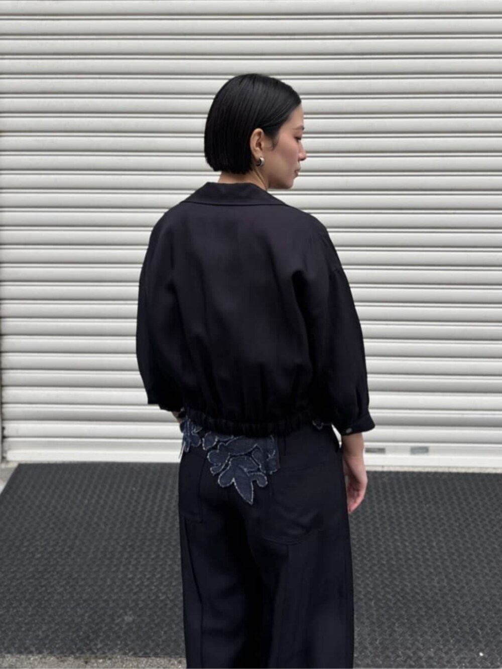 ブルー系のその他パンツを着用したレディースの春コーディネートの6枚目の写真