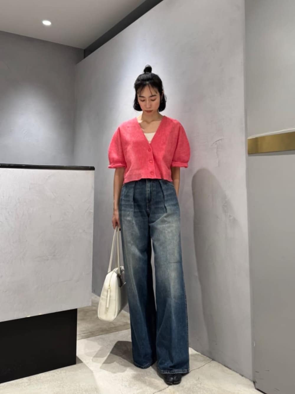 レッド系のカーディガン/ボレロを着用したレディースの春コーディネートの2枚目の写真