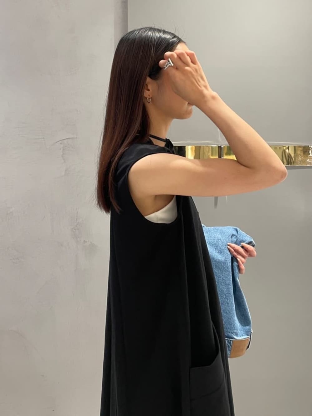 ブラック系のワンピースを着用したレディースの春コーディネートの5枚目の写真