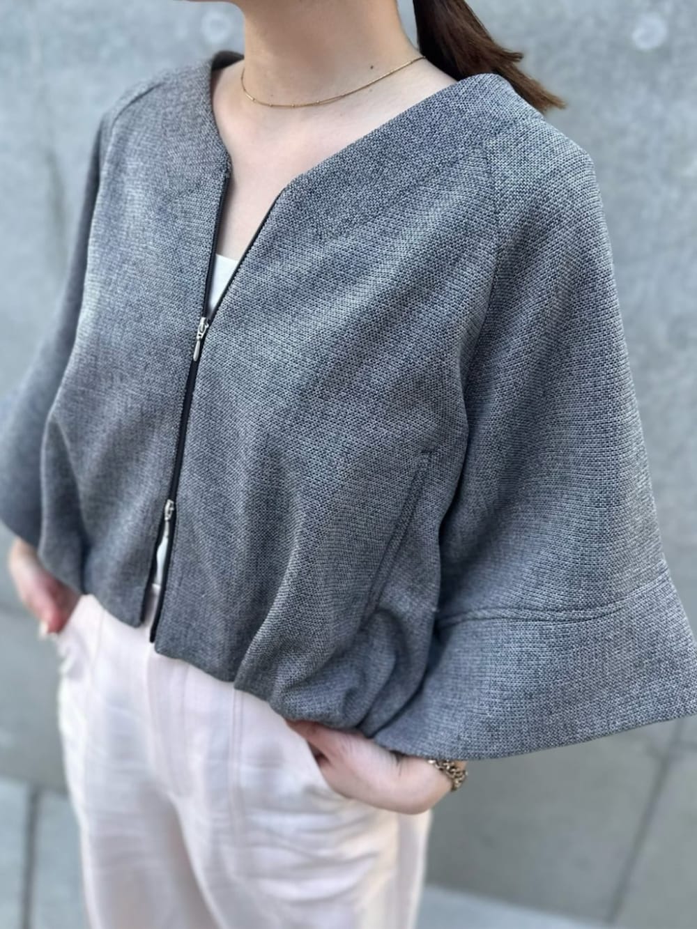 ホワイト系のブルゾン、ピンク系のその他パンツを着用したレディースの春コーディネートの5枚目の写真