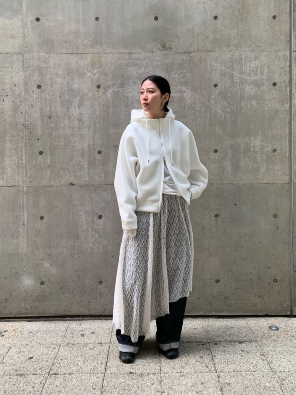 ホワイト系のパーカーを着用したレディースの春コーディネートの2枚目の写真