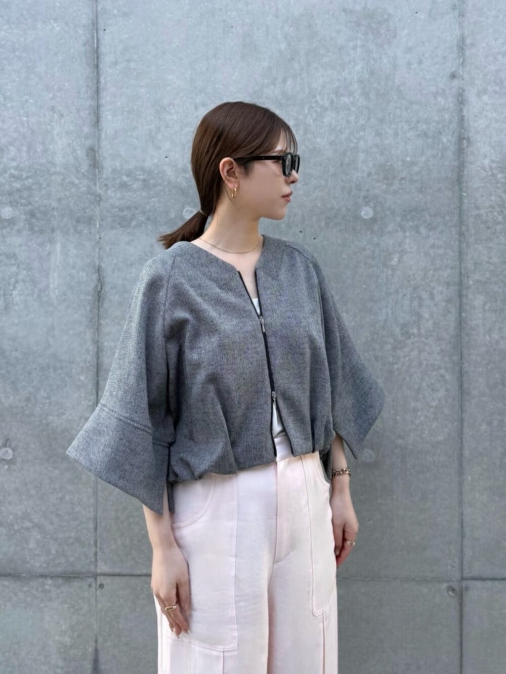 ホワイト系のブルゾン、ピンク系のその他パンツを着用したレディースの春コーディネートの3枚目の写真