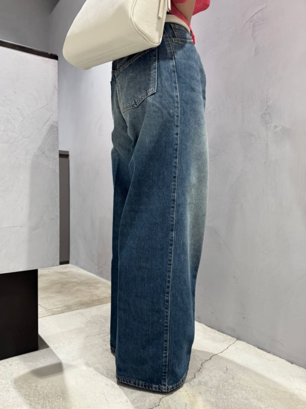 レッド系のカーディガン/ボレロを着用したレディースの春コーディネートの5枚目の写真