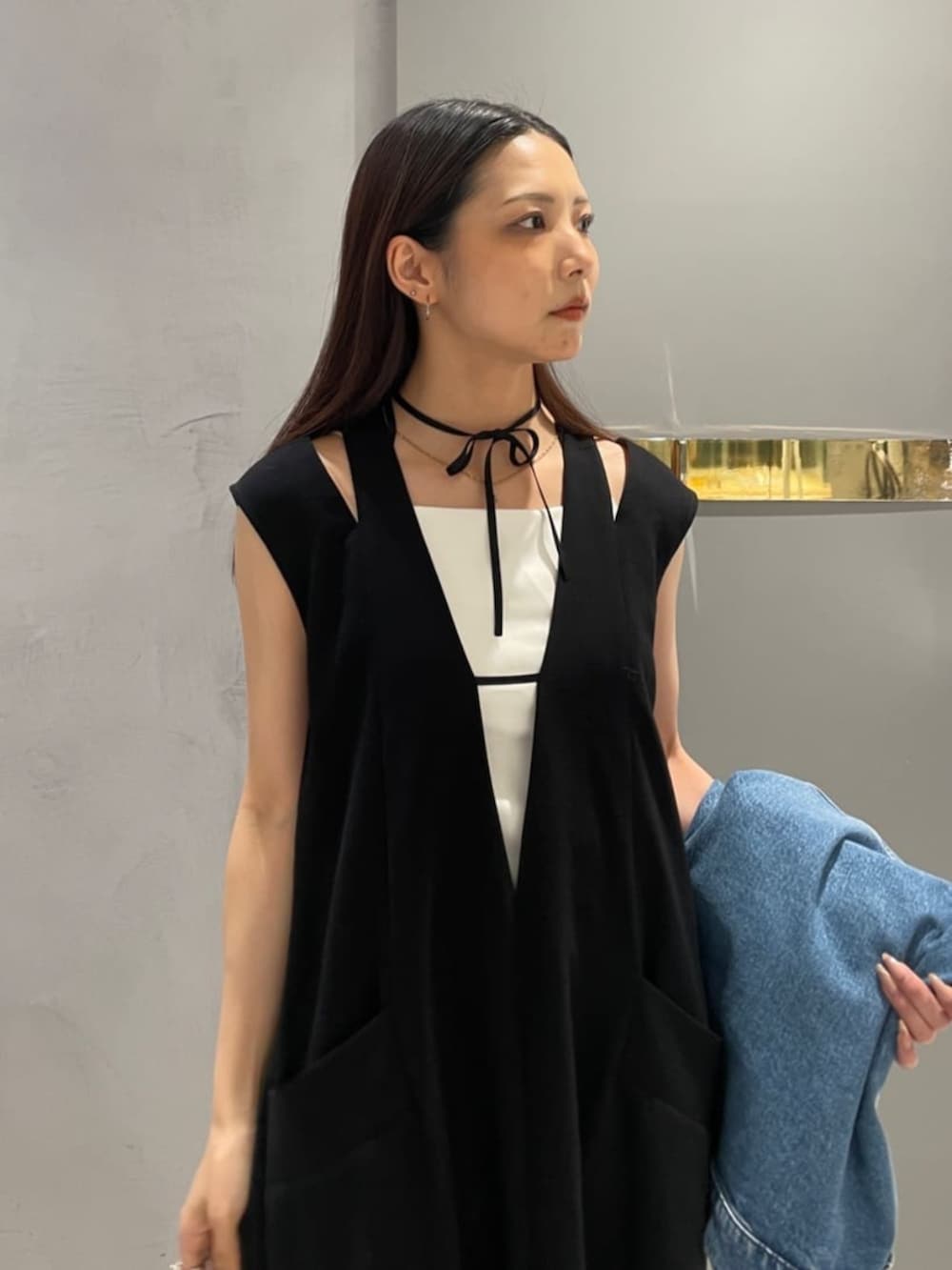 ブラック系のワンピースを着用したレディースの春コーディネートの4枚目の写真