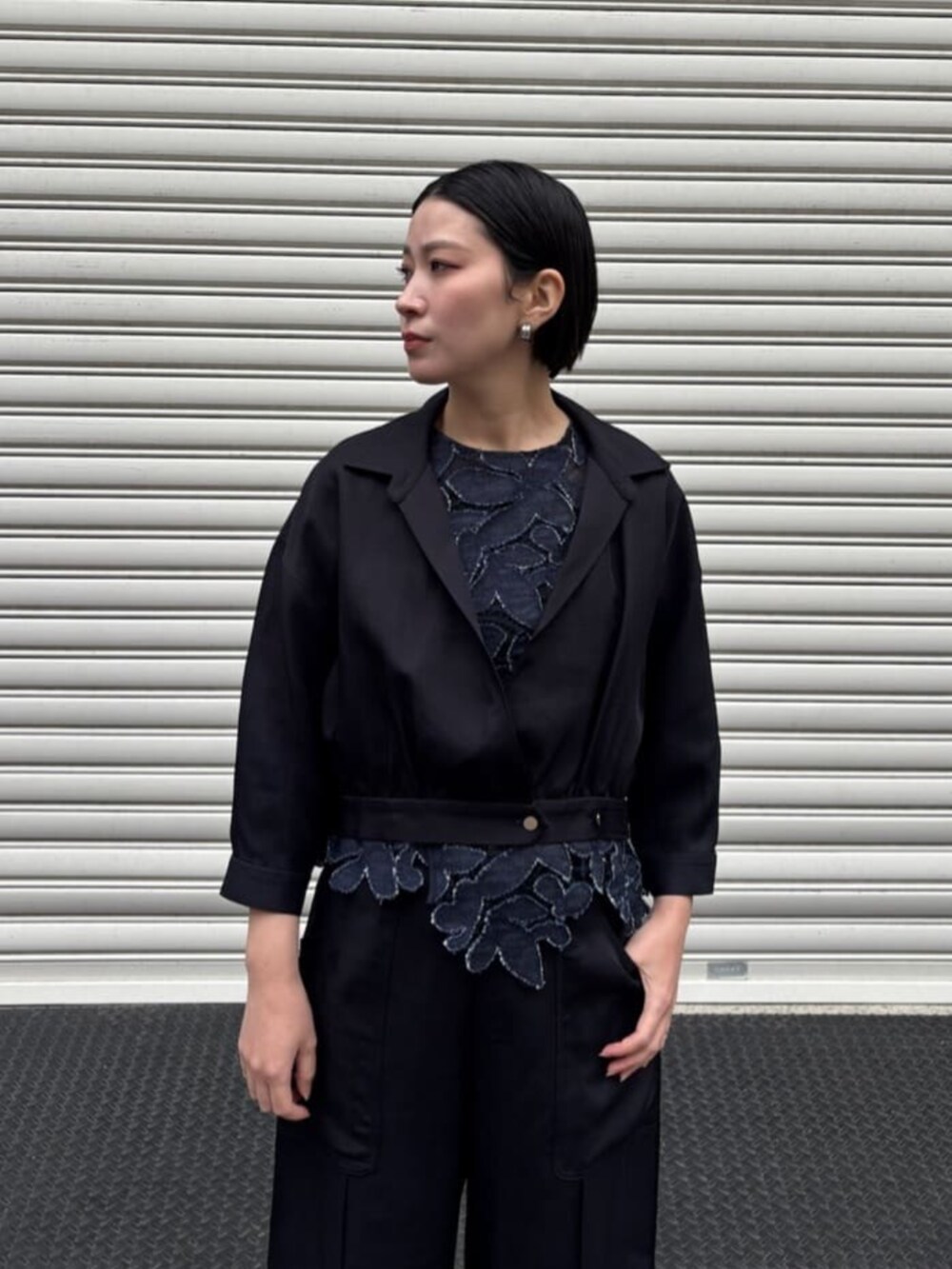 ブルー系のその他パンツを着用したレディースの春コーディネートの5枚目の写真