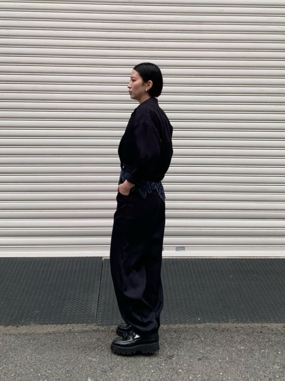 ブルー系のその他パンツを着用したレディースの春コーディネートの3枚目の写真