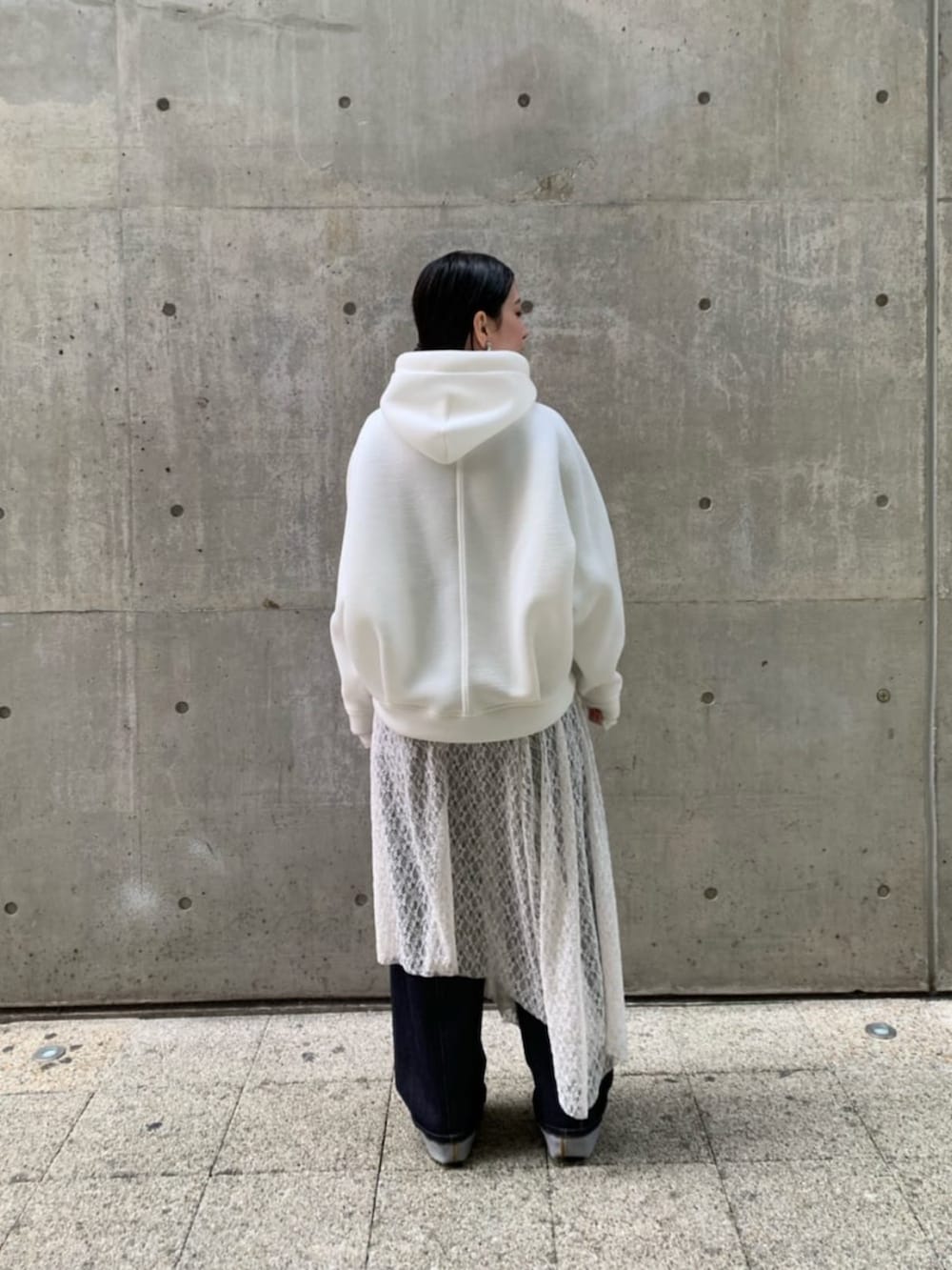 ホワイト系のパーカーを着用したレディースの春コーディネートの3枚目の写真