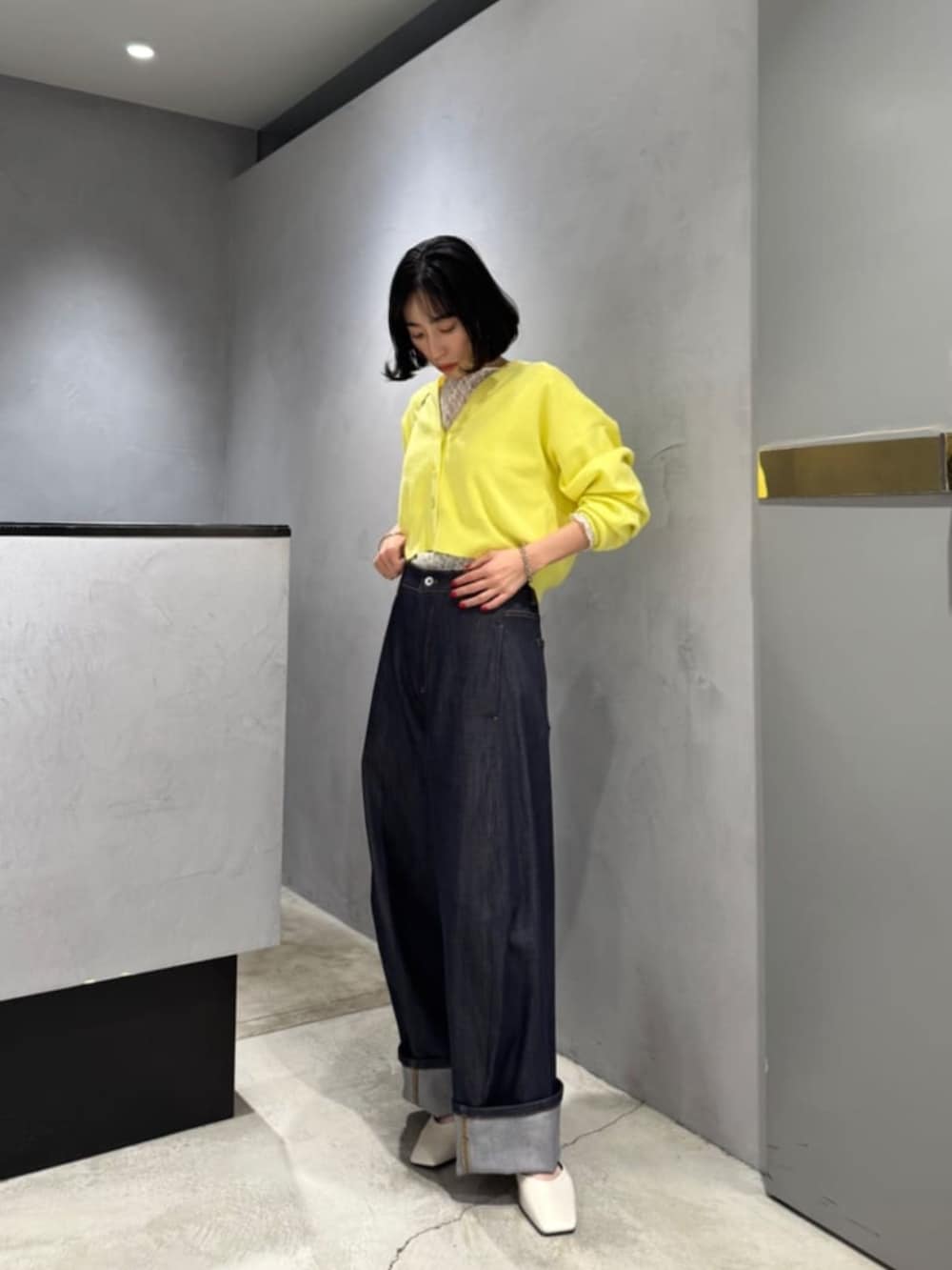 ホワイト系のTシャツ/カットソー、ブルー系のデニムパンツ、イエロー系のTシャツ/カットソーを着用したレディースの春コーディネートの2枚目の写真