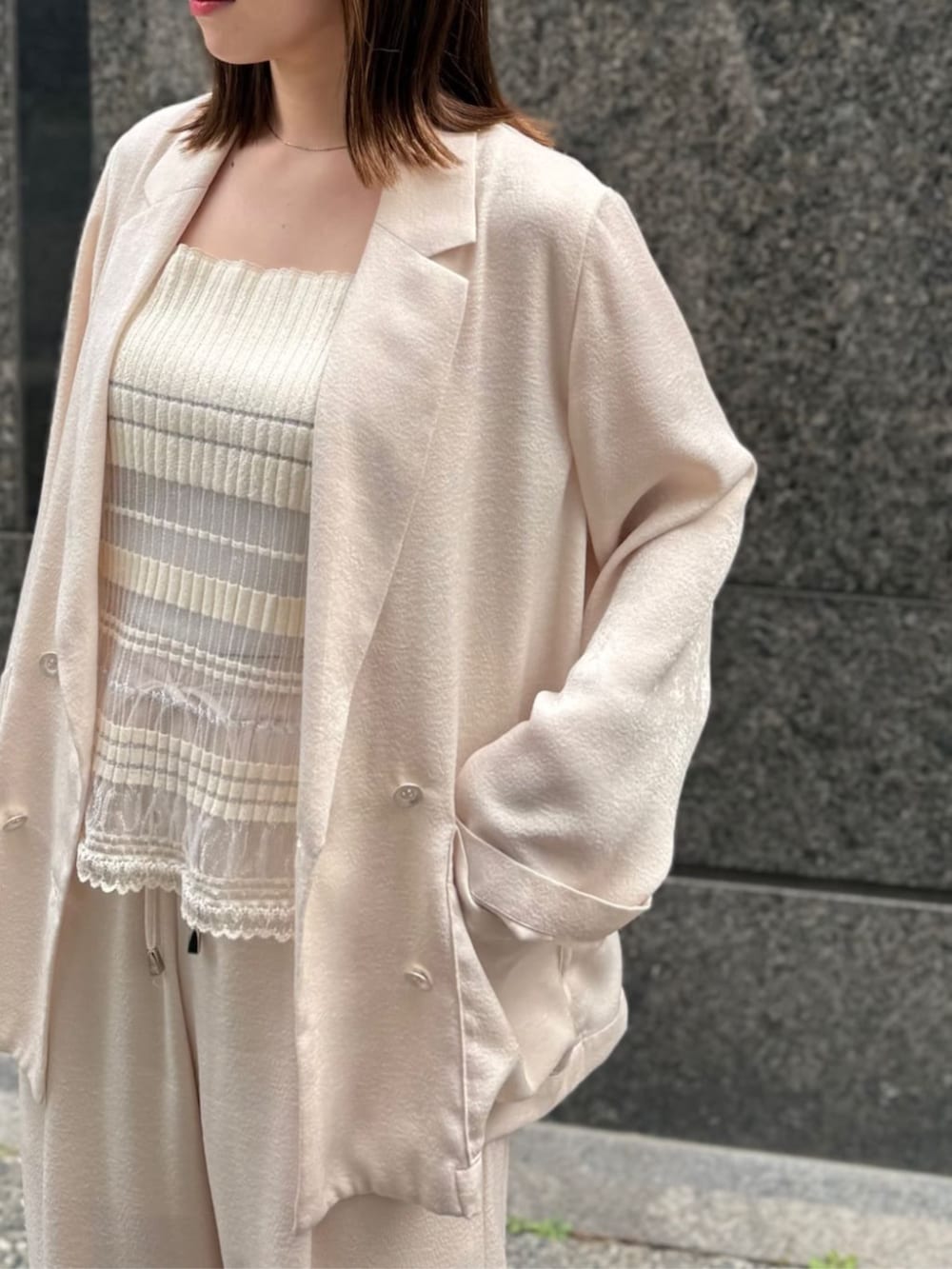 ホワイト系のテーラードジャケット、ホワイト系のその他パンツを着用したレディースの春コーディネートの4枚目の写真