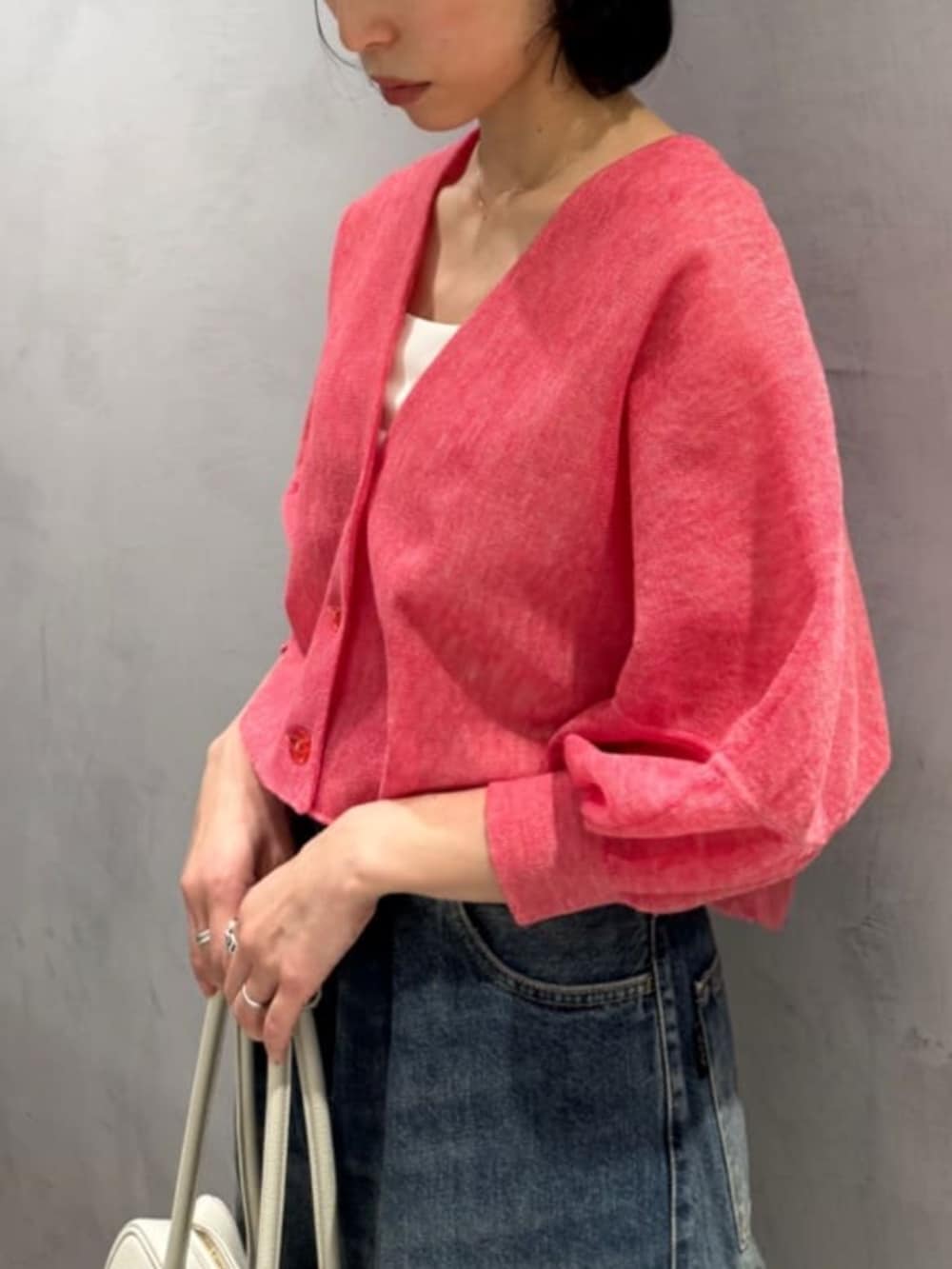 レッド系のカーディガン/ボレロを着用したレディースの春コーディネートの3枚目の写真