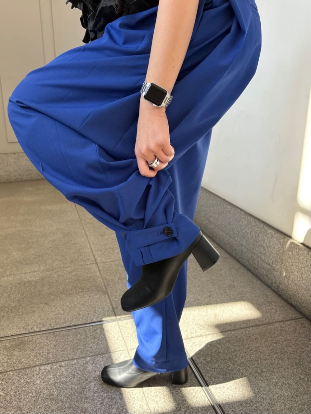 ブルー系のその他パンツを着用したレディースの春コーディネートの4枚目の写真