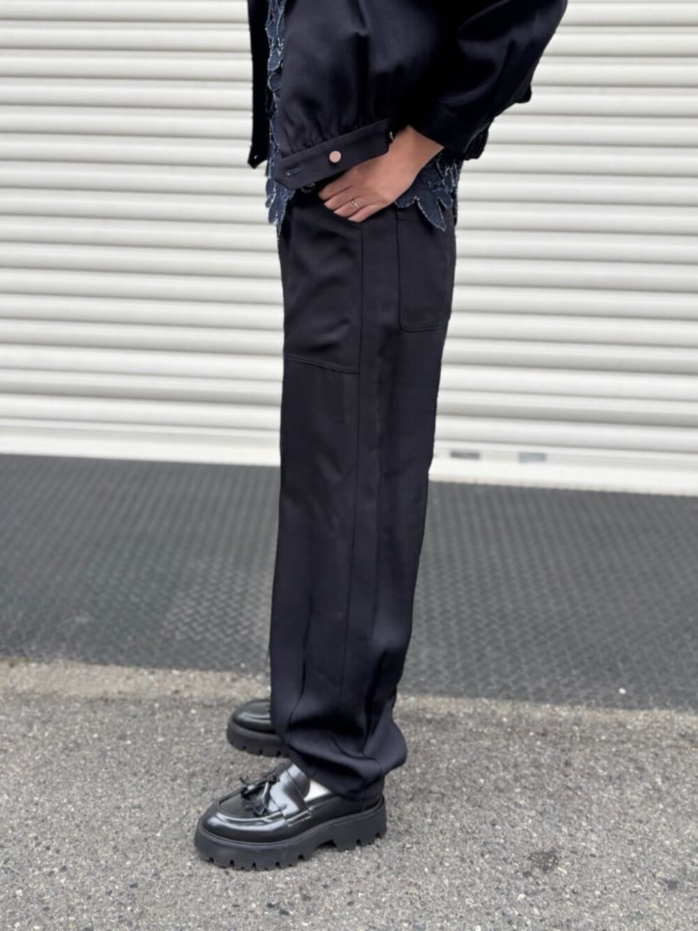 ブルー系のその他パンツを着用したレディースの春コーディネートの9枚目の写真