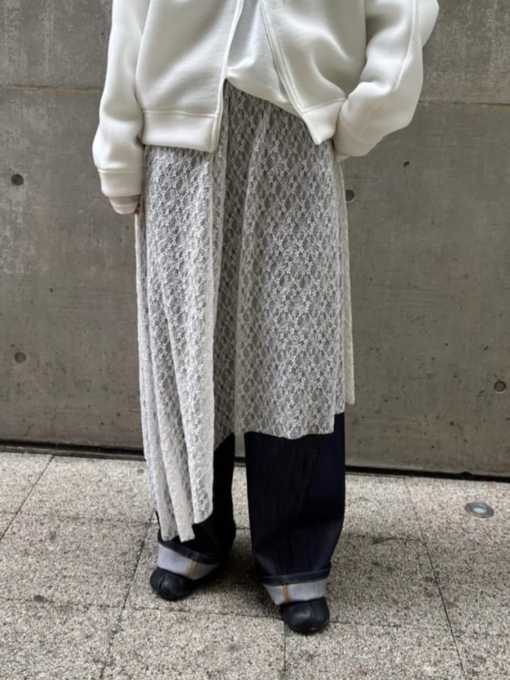 ホワイト系のパーカーを着用したレディースの春コーディネートの6枚目の写真