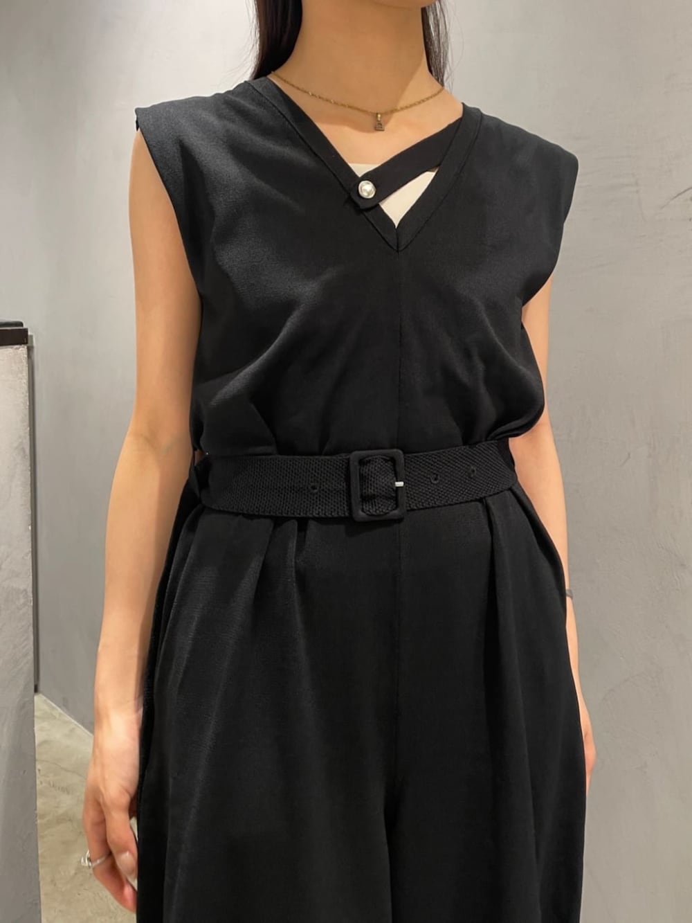 ホワイト系のハンドバッグ、ブラック系のサロペット/オーバーオールを着用したレディースの春コーディネートの3枚目の写真