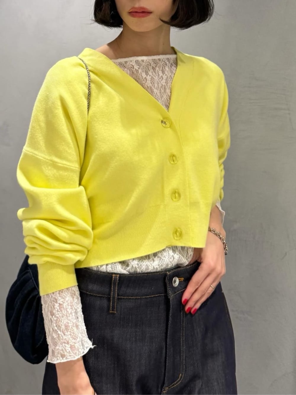 ホワイト系のTシャツ/カットソー、ブルー系のデニムパンツ、イエロー系のTシャツ/カットソーを着用したレディースの春コーディネートの3枚目の写真