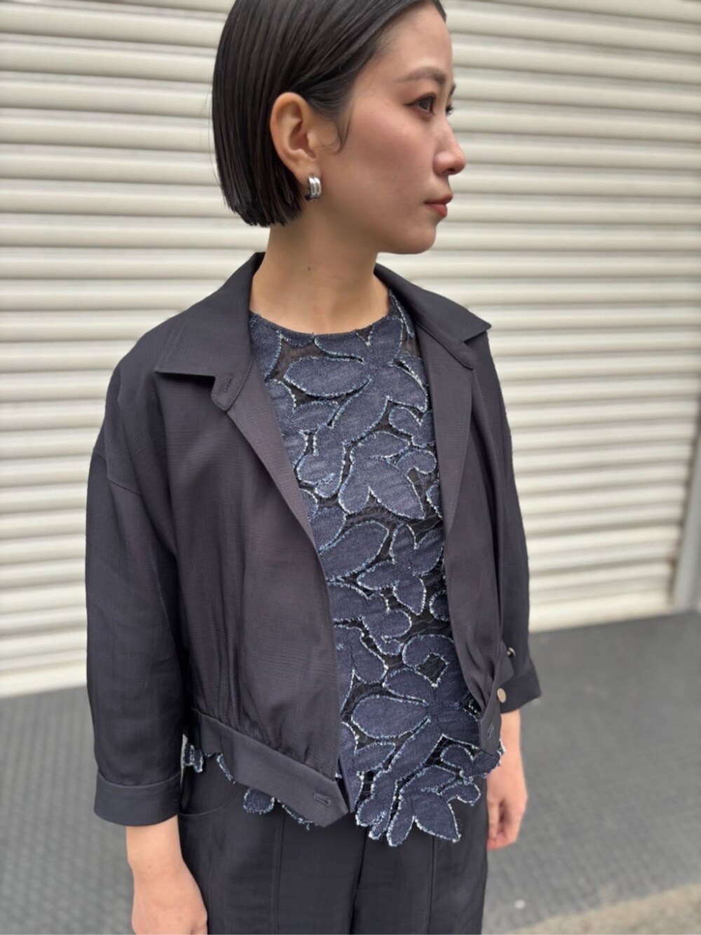 ブルー系のその他パンツを着用したレディースの春コーディネートの8枚目の写真