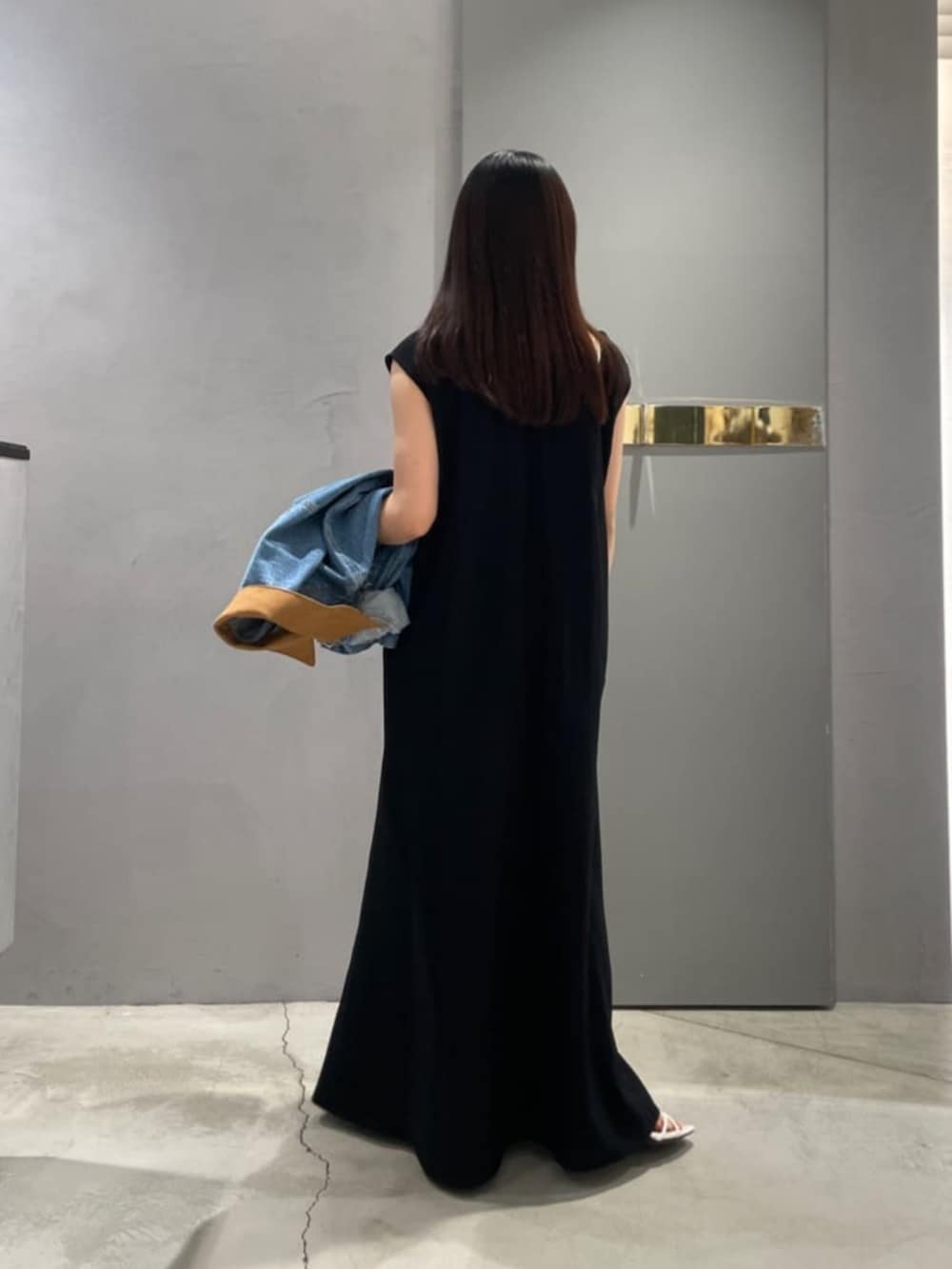 ブラック系のワンピースを着用したレディースの春コーディネートの3枚目の写真