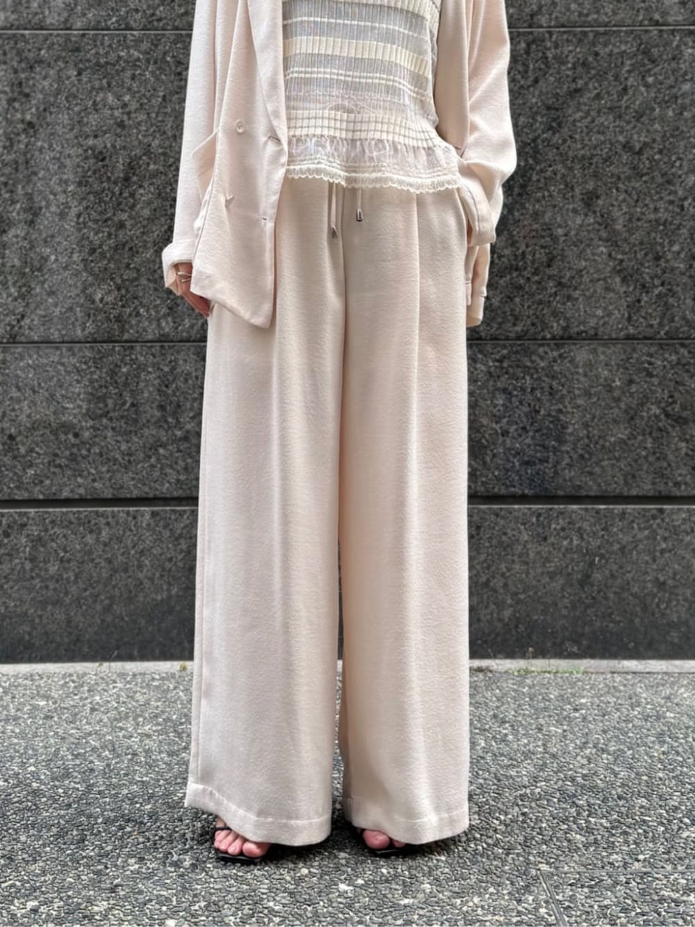 ホワイト系のテーラードジャケット、ホワイト系のその他パンツを着用したレディースの春コーディネートの7枚目の写真