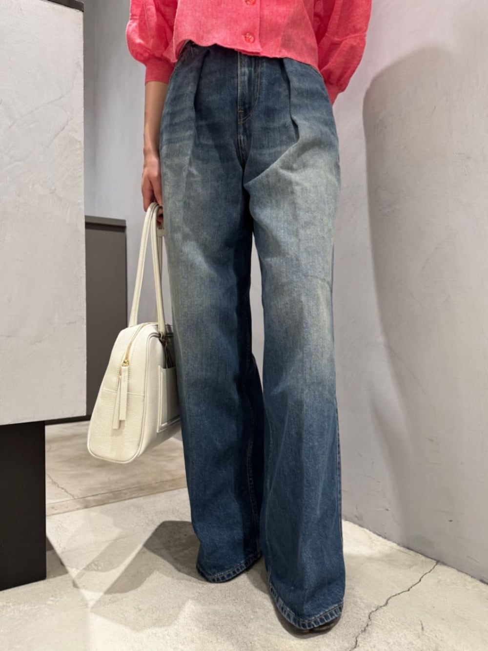 レッド系のカーディガン/ボレロを着用したレディースの春コーディネートの4枚目の写真