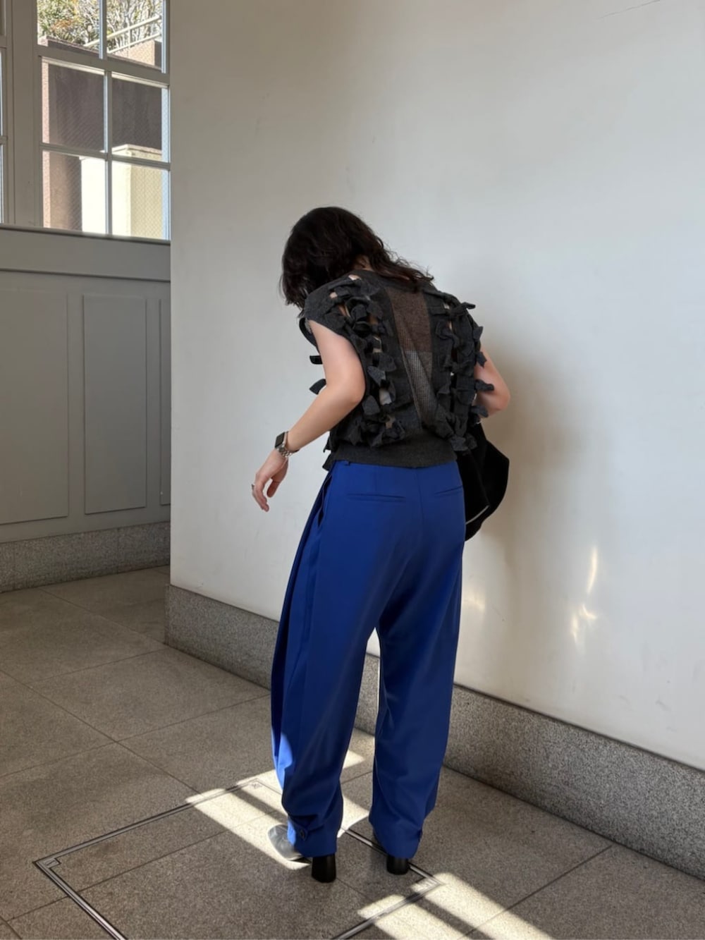 ブルー系のその他パンツを着用したレディースの春コーディネートの2枚目の写真