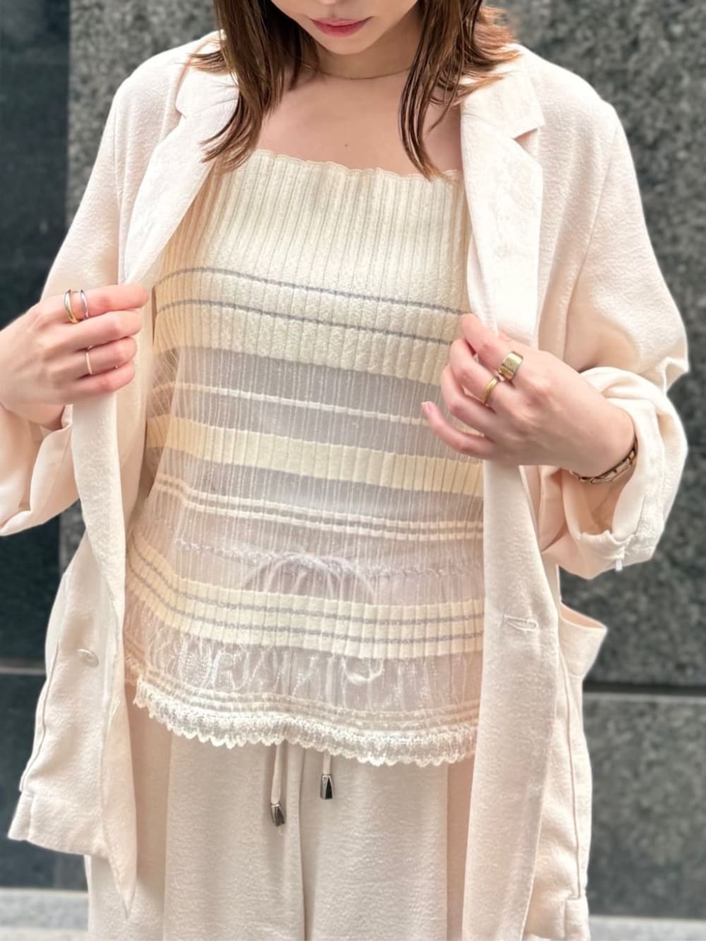 ホワイト系のテーラードジャケット、ホワイト系のその他パンツを着用したレディースの春コーディネートの5枚目の写真