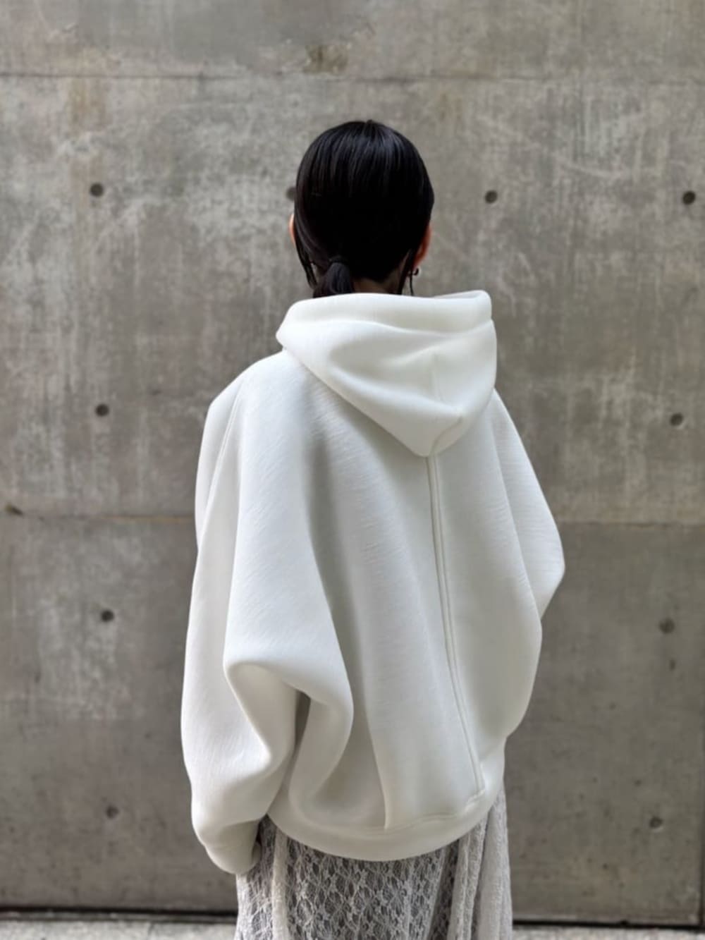 ホワイト系のパーカーを着用したレディースの春コーディネートの5枚目の写真