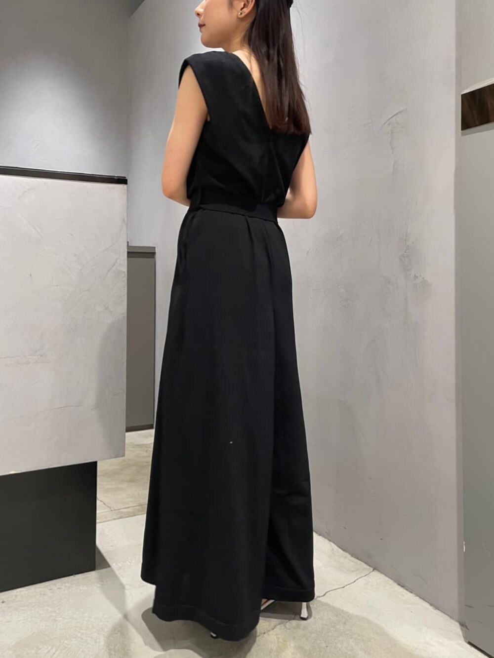 ホワイト系のハンドバッグ、ブラック系のサロペット/オーバーオールを着用したレディースの春コーディネートの4枚目の写真