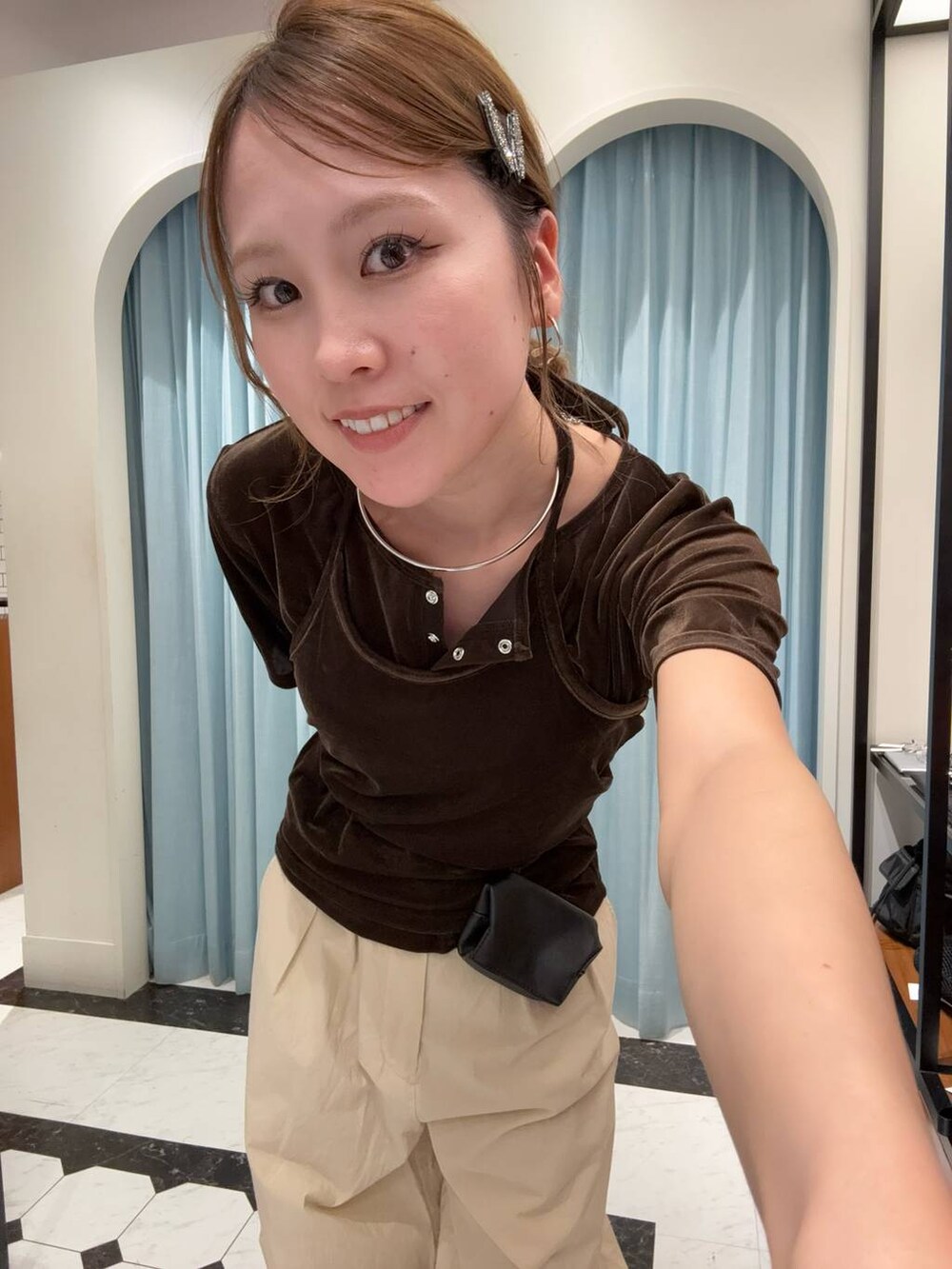 ベージュ系のその他パンツ、ブラウン系のTシャツ/カットソー、ブラック系のボディバッグ/ウエストポーチを着用したレディースの夏コーディネートの2枚目の写真