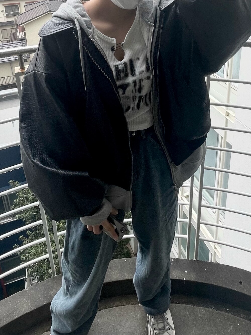 ブラック系のジャケット/アウターを着用したレディースの冬コーディネートの2枚目の写真