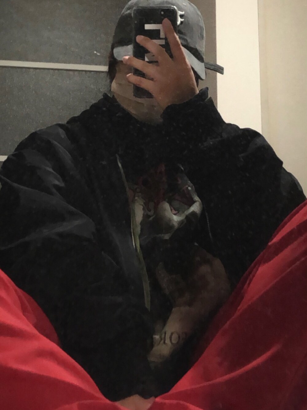 ブラック系のパーカーを着用したレディースの秋コーディネートの2枚目の写真