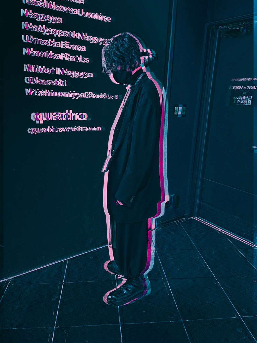 ブラック系のテーラードジャケット、ブラック系のパンツ、ブラック系のテーラードジャケットを着用したメンズの冬コーディネートの2枚目の写真