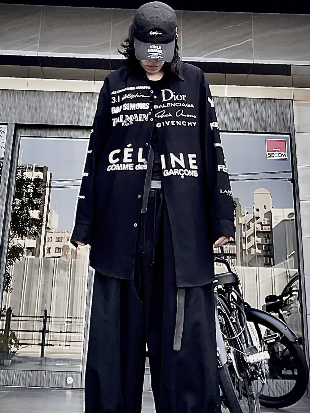 ブラック系のパンツ、ブラック系のブーツ、ブラック系のキャップを着用したメンズの秋コーディネートの2枚目の写真