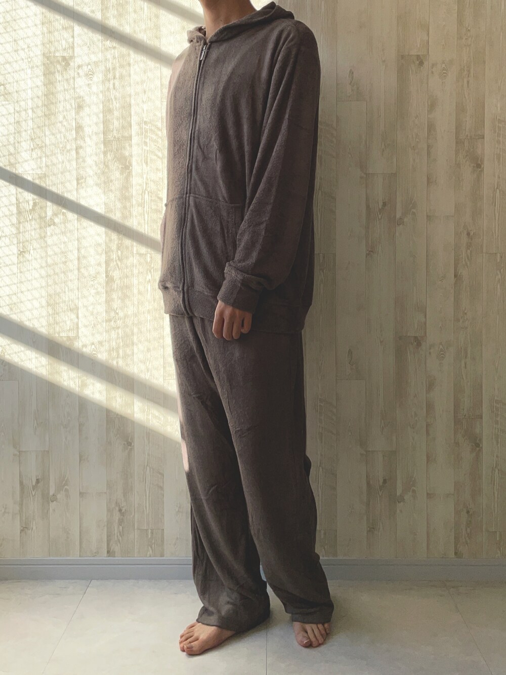 「PR、休日コーデ、カジュアルコーデ、シンプル、春服、低身長、低身長男子、ルームウェア、セットアップ、ゆるコーデ、のんびり休日、ワントーンコーデ、オリーブ、今日のコーデ、オーバーサイズ」｜「sleeping.comのオリジナルの香り付き素材 メンズ・ゆるふわダブルパイルカットソーロングパンツ（ルームウェア/パジャマ、グリーン系）」を使った、まっくろ🐕さん（メンズ・166cm）の冬コーディネートの2枚目の写真