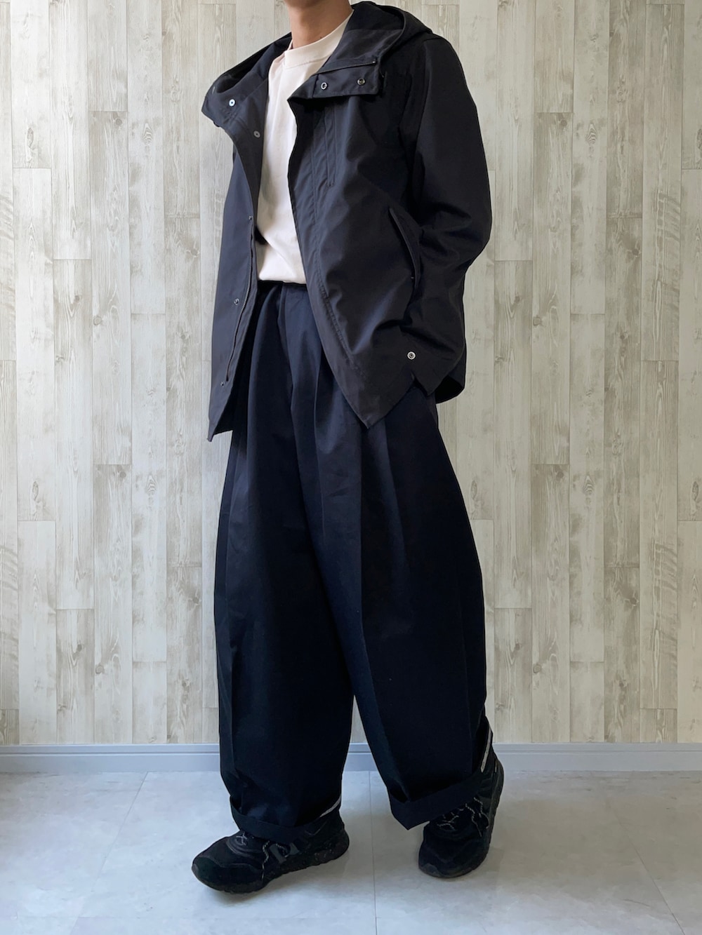 ベージュ系のTシャツ/カットソー、その他のジャケット/アウター、ブラック系のパンツを着用したメンズの春コーディネートの2枚目の写真