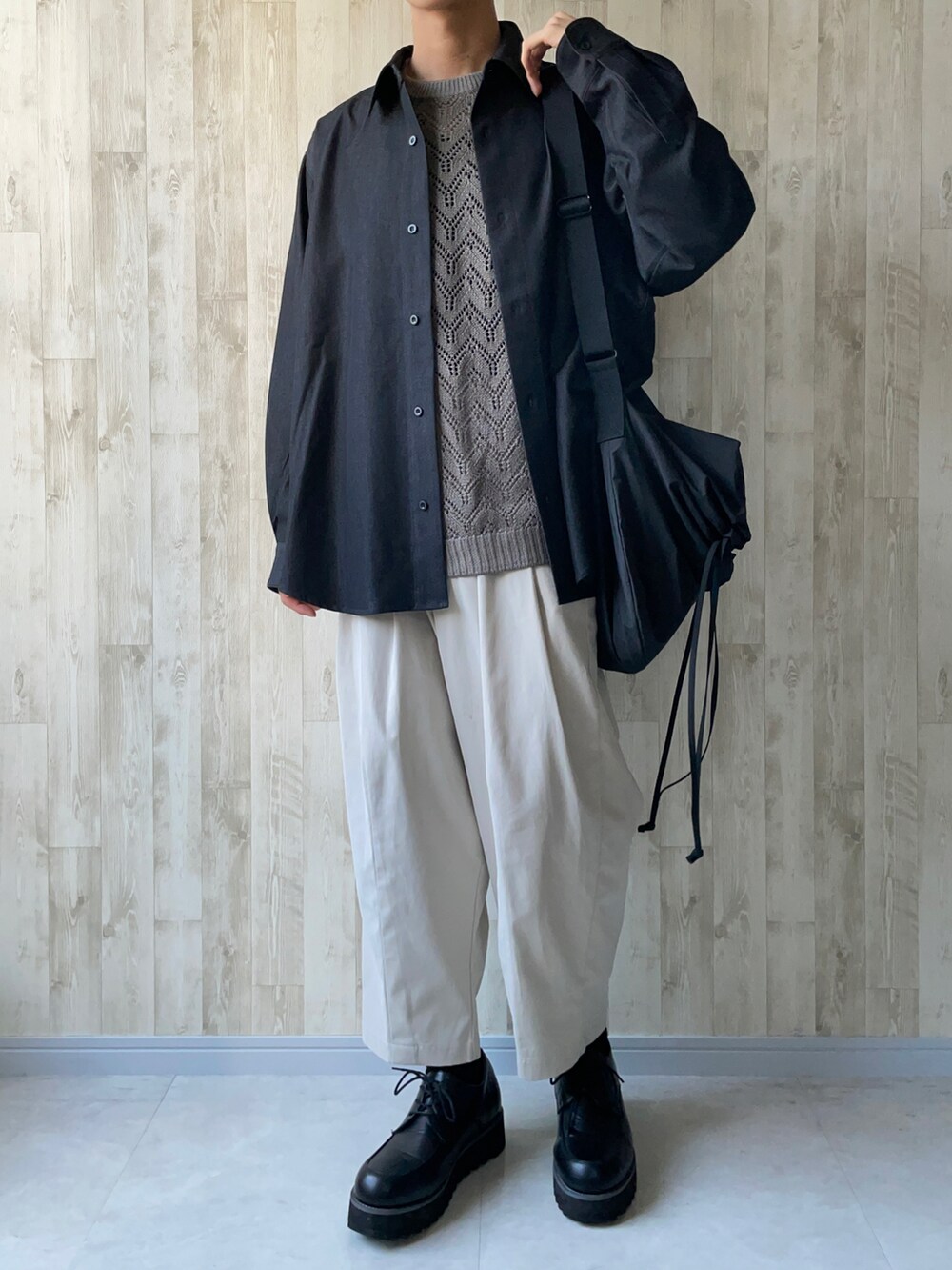 ベージュ系のニット/セーター、ブルー系のシャツ/ブラウス、ホワイト系のその他パンツを着用したメンズの春コーディネートの3枚目の写真