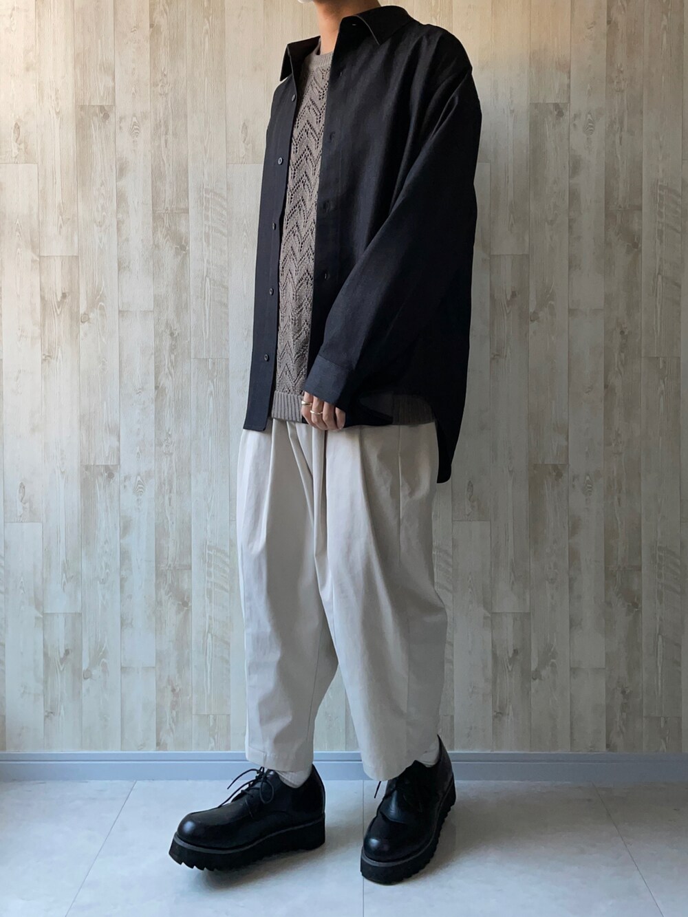 ベージュ系のニット/セーター、ブルー系のシャツ/ブラウス、ホワイト系のその他パンツを着用したメンズの春コーディネートの2枚目の写真