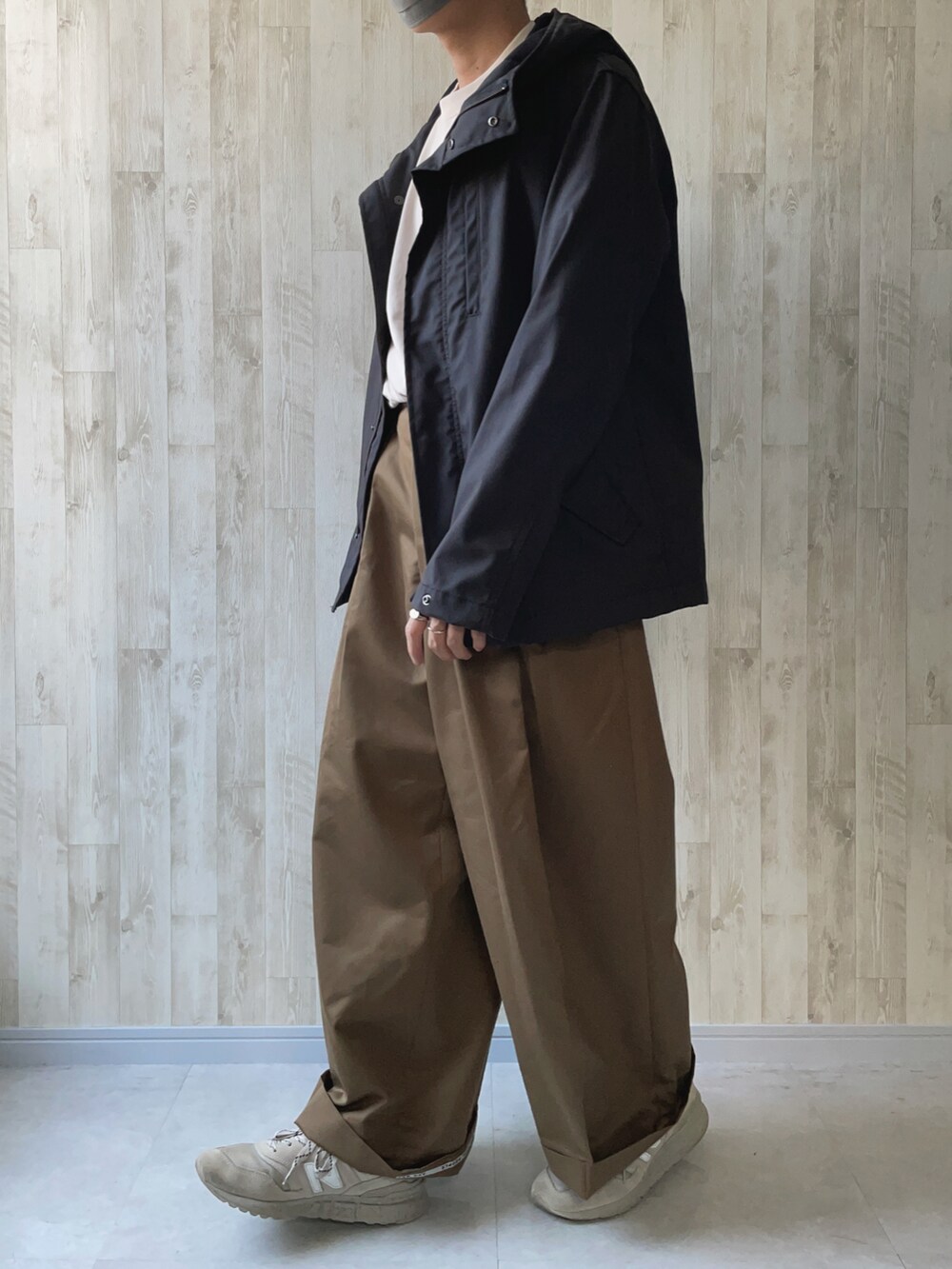 「メンズコーデ、春、カジュアルコーデ、春服、大人コーデ、大学生、低身長、学生コーデ、ワイドパンツ、プチプラ、GU、GUコーデ、きれいめカジュアル、タックイン、マウンテンパーカー」｜「UNIQLOのアイテム（スウェット、ベージュ系）」を使った、まっくろ🐕さん（メンズ・166cm）の春コーディネートの2枚目の写真