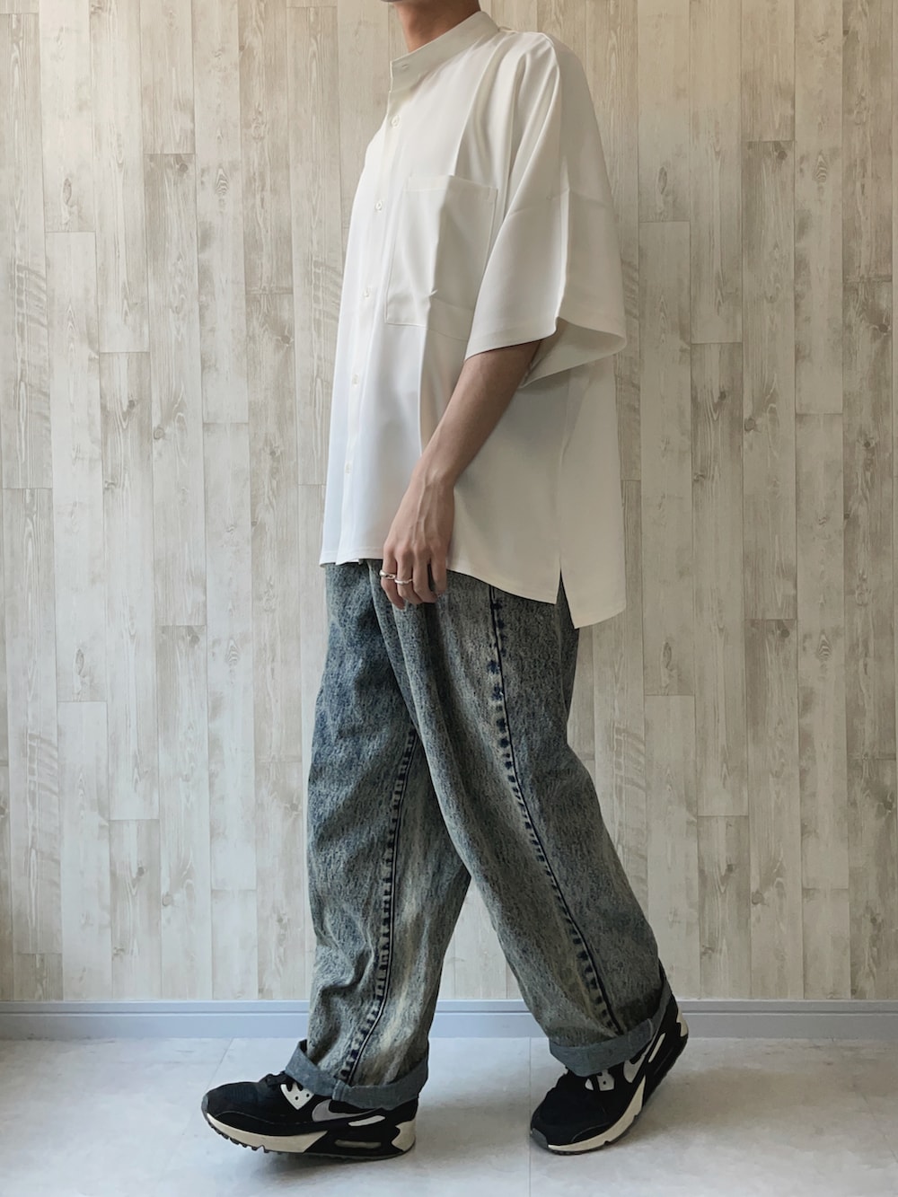 「シャツスタイル、シャツ、バンドカラーシャツ、MONO-MART、オトナカジュアル、シンプル、シンプルコーデ、デニムパンツ、きれいめカジュアル、低身長、大学生、とろみシャツ、夏コーデ、夏、プチプラコーデ」｜「4/5発売 MONO-MARTのアイテム（シャツ/ブラウス、ホワイト系）」を使った、まっくろ🐕さん（メンズ・166cm）の春コーディネートの2枚目の写真