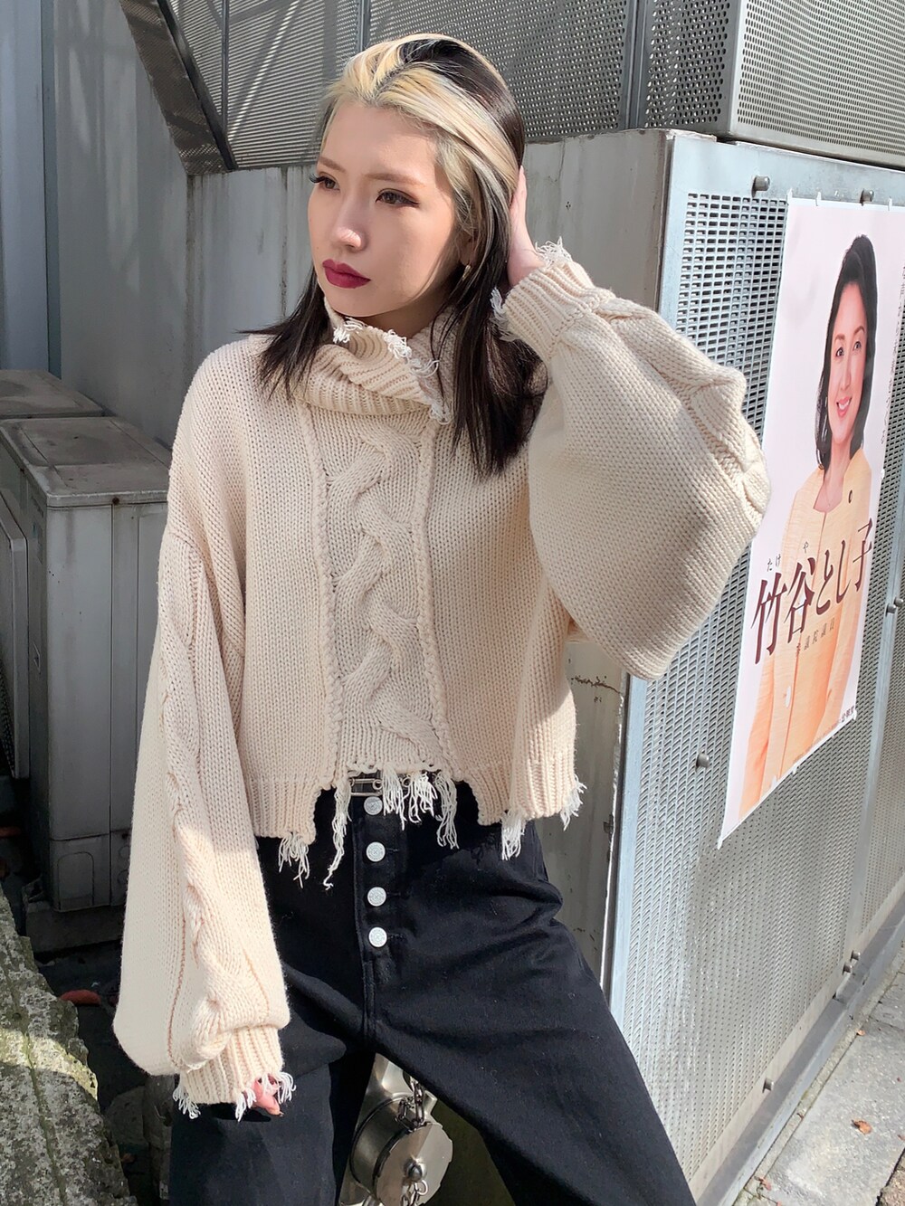 ブラック系のデニムパンツ、ホワイト系のニット/セーターを着用したレディースの冬コーディネートの3枚目の写真