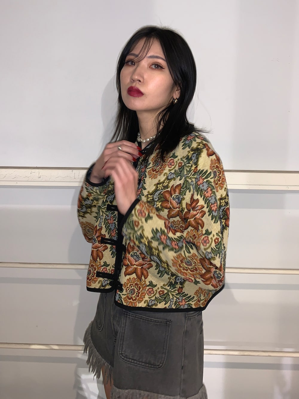 ブラック系のデニムパンツ、ブラック系のブーツ、ベージュ系のブルゾンを着用したレディースの冬コーディネートの4枚目の写真