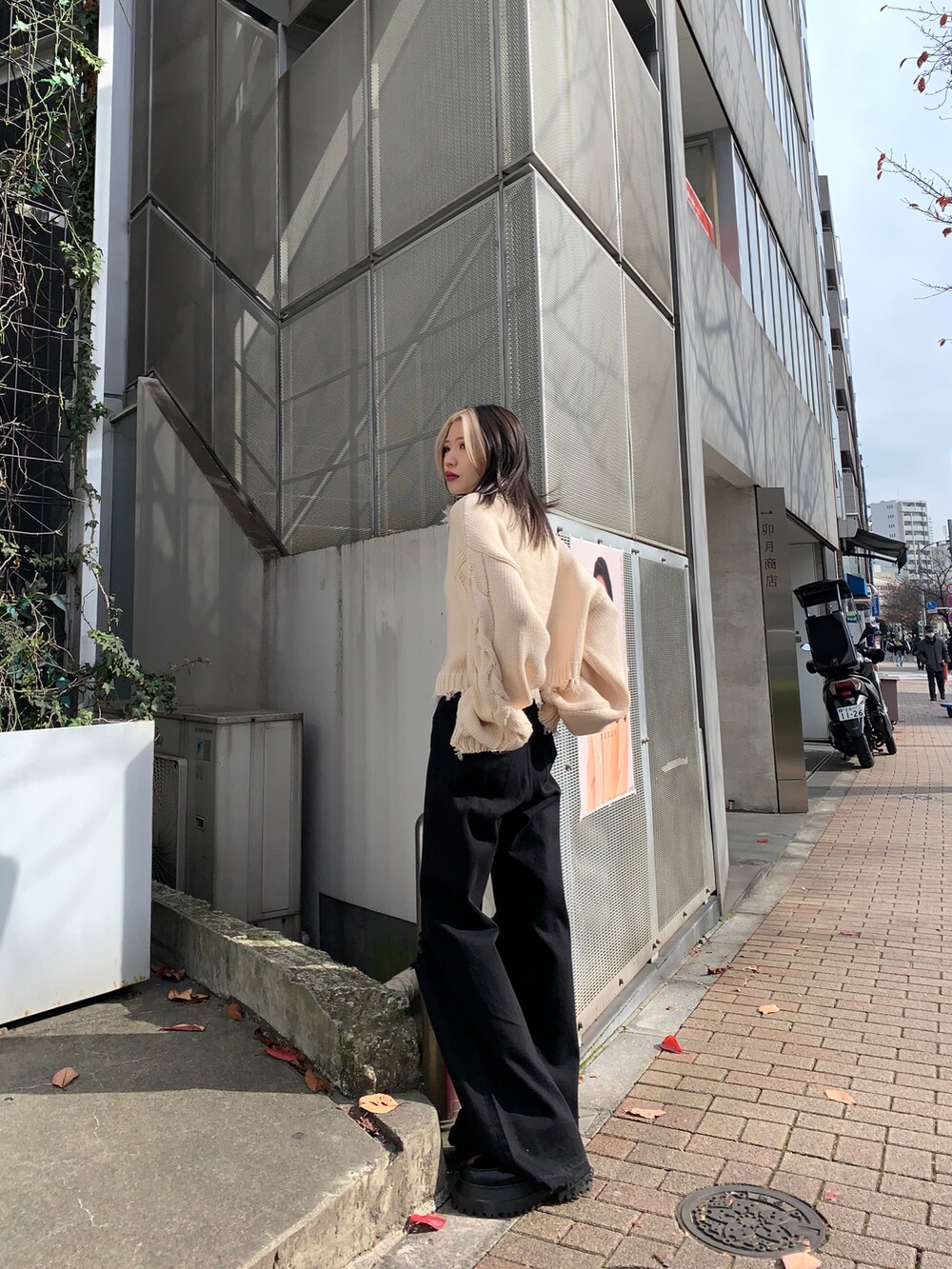 ブラック系のデニムパンツ、ホワイト系のニット/セーターを着用したレディースの冬コーディネートの2枚目の写真