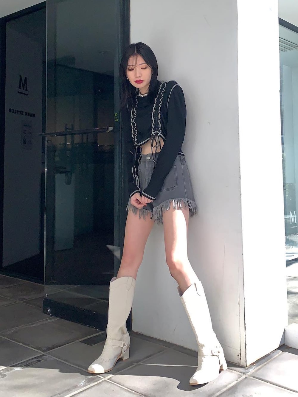 「jouetie、ショート丈トップス、クロップドトップス、ステッチ、ギャザー、デニム、ショートパンツ、デニムショートパンツ、ロングブーツ、ミドルブーツ、ウエスタンブーツ、フリンジ」｜「jouetieのフリンジデニムショートパンツ（デニムパンツ、ブラック系）」を使った、DAIAさん（レディース・166cm）の冬コーディネートの2枚目の写真