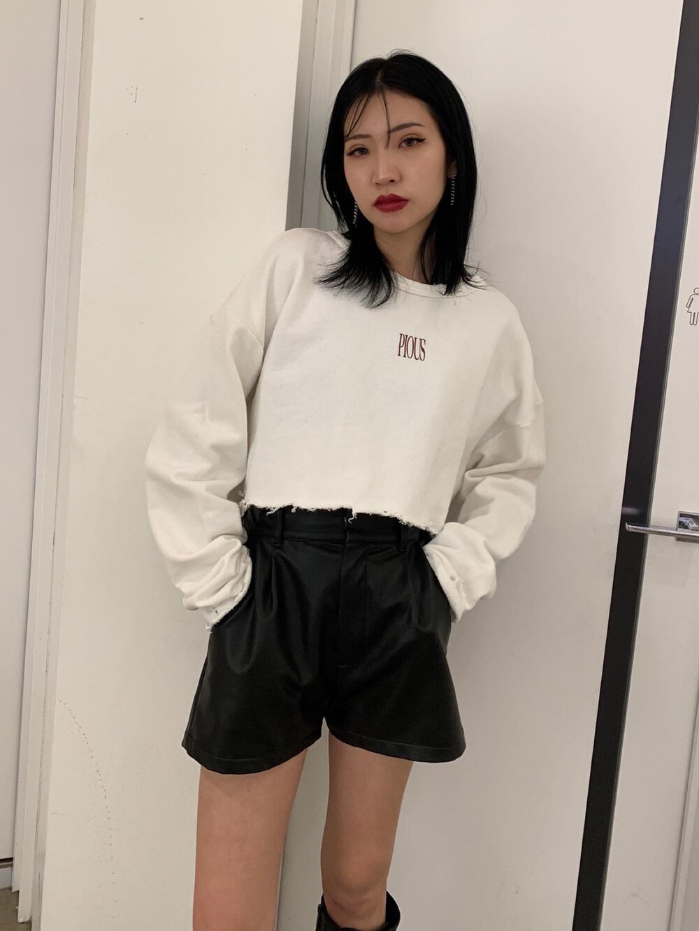 ブラック系のその他パンツ、ホワイト系のTシャツ/カットソー、ブラック系のブーツを着用したレディースの冬コーディネートの2枚目の写真