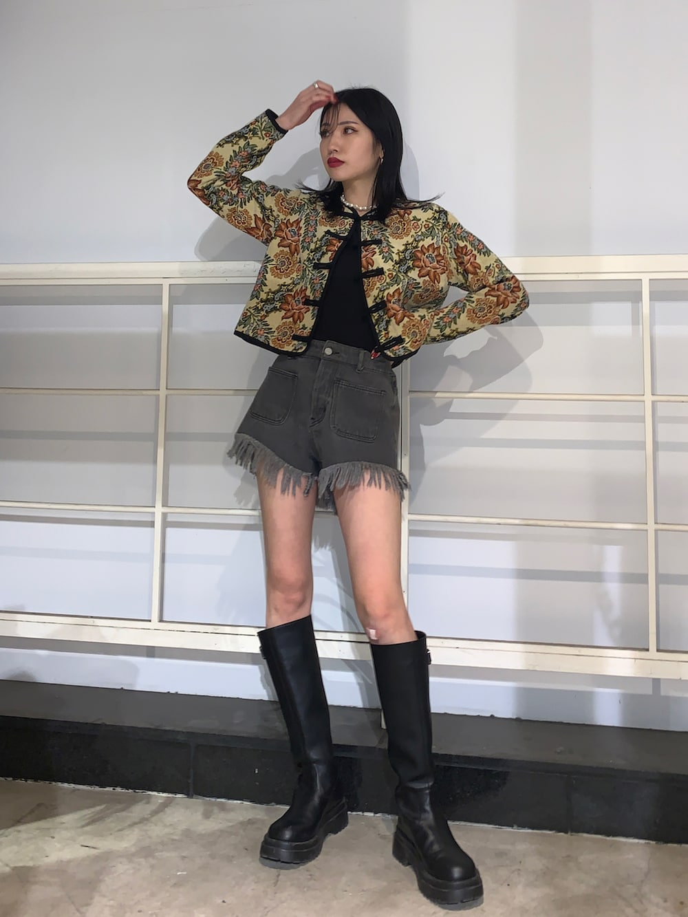 ブラック系のデニムパンツ、ブラック系のブーツ、ベージュ系のブルゾンを着用したレディースの冬コーディネートの2枚目の写真