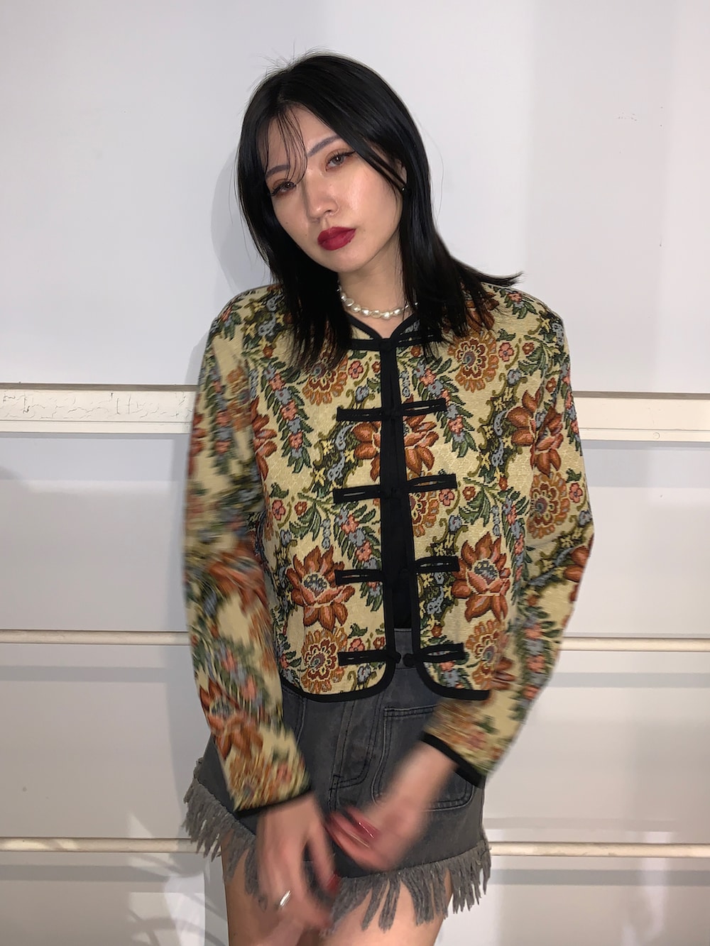 ブラック系のデニムパンツ、ブラック系のブーツ、ベージュ系のブルゾンを着用したレディースの冬コーディネートの3枚目の写真